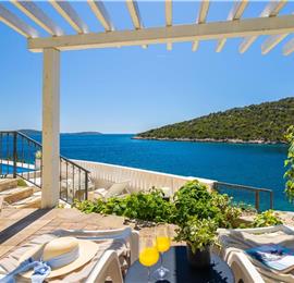 6 Bedroom Waterfront Villa with Pool in Uvala Ljubljeva near Trogir, Sleeps 12-13